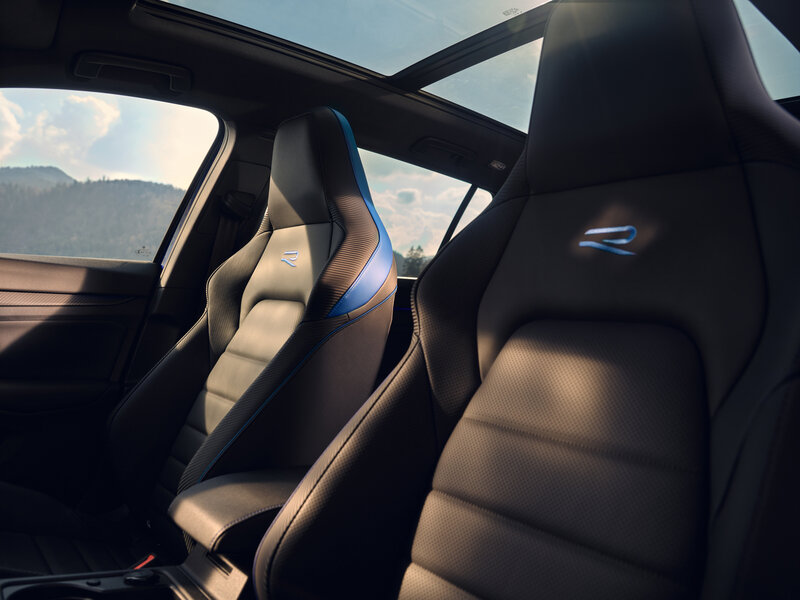 Innenansicht eines Volkswagen Golf Variant R mit sportlichen Vordersitzen und Panoramadach.