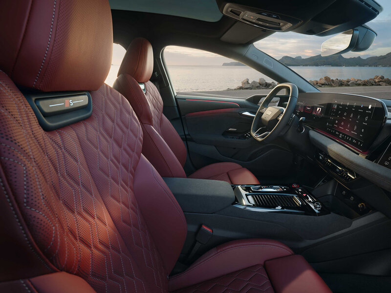 Innenraum des Audi S6 Avant e-tron mit Sportsitzen, Panorama-Display, Ambientelicht und hochwertiger Verarbeitung