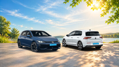 Zertifizierte Volkswagen Golf Gebrauchtwagen in Blau und Weiß auf einer Uferstraße mit Blick auf See und Landschaft im Hintergrund