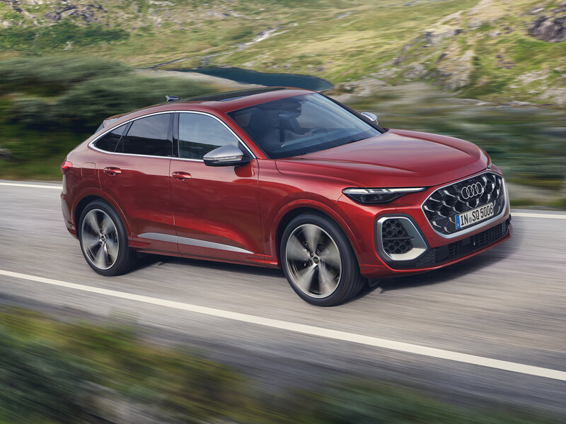 Audi SQ5 Sportback in Bewegung mit markantem Singleframe-Grill, breiter SUV-Front und sportlicher Ausstrahlung