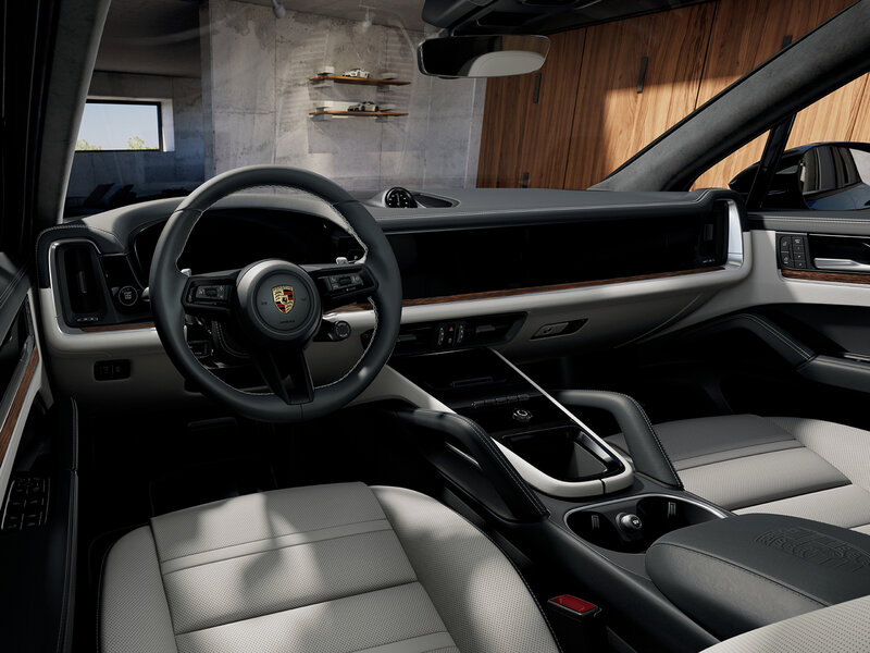 Innenraum eines Porsche Cayenne mit modernem Cockpit, digitalem Kombiinstrument, Lenkrad und Mittelkonsole in hochwertiger Materialausführung.