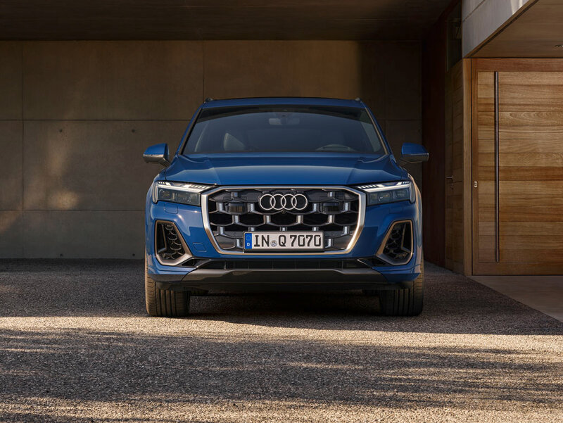 Audi Q7 von vorn mit markantem Singleframe-Grill, LED-Scheinwerfern und kraftvollem SUV-Auftritt