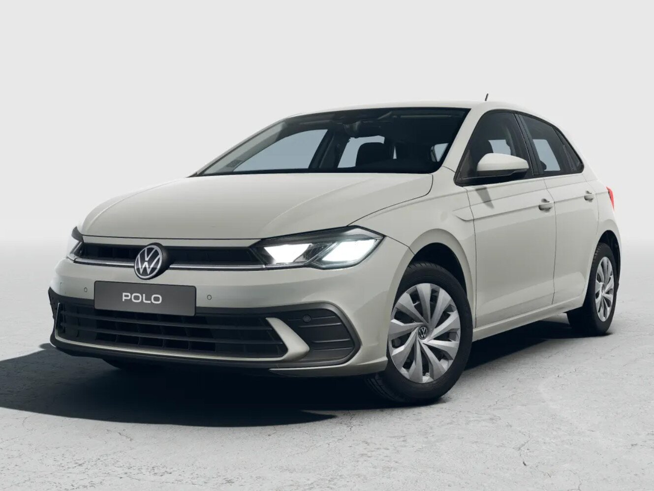 Volkswagen Polo in heller Lackierung aus Front-Perspektive auf neutralem Studiohintergrund geparkt