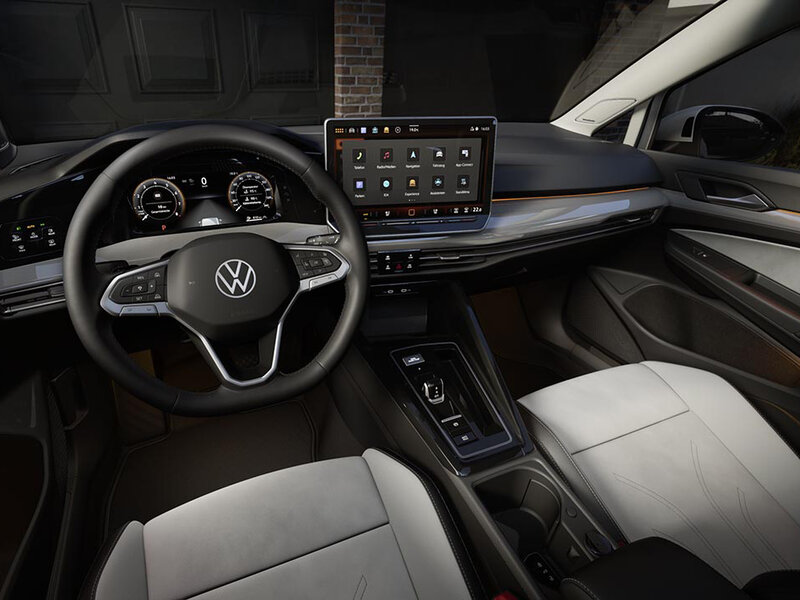 Innenansicht eines Volkswagen Golf Variant mit digitalem Cockpit, zentralem Touchdisplay und moderner Mittelkonsole aus der Fahrerperspektive.