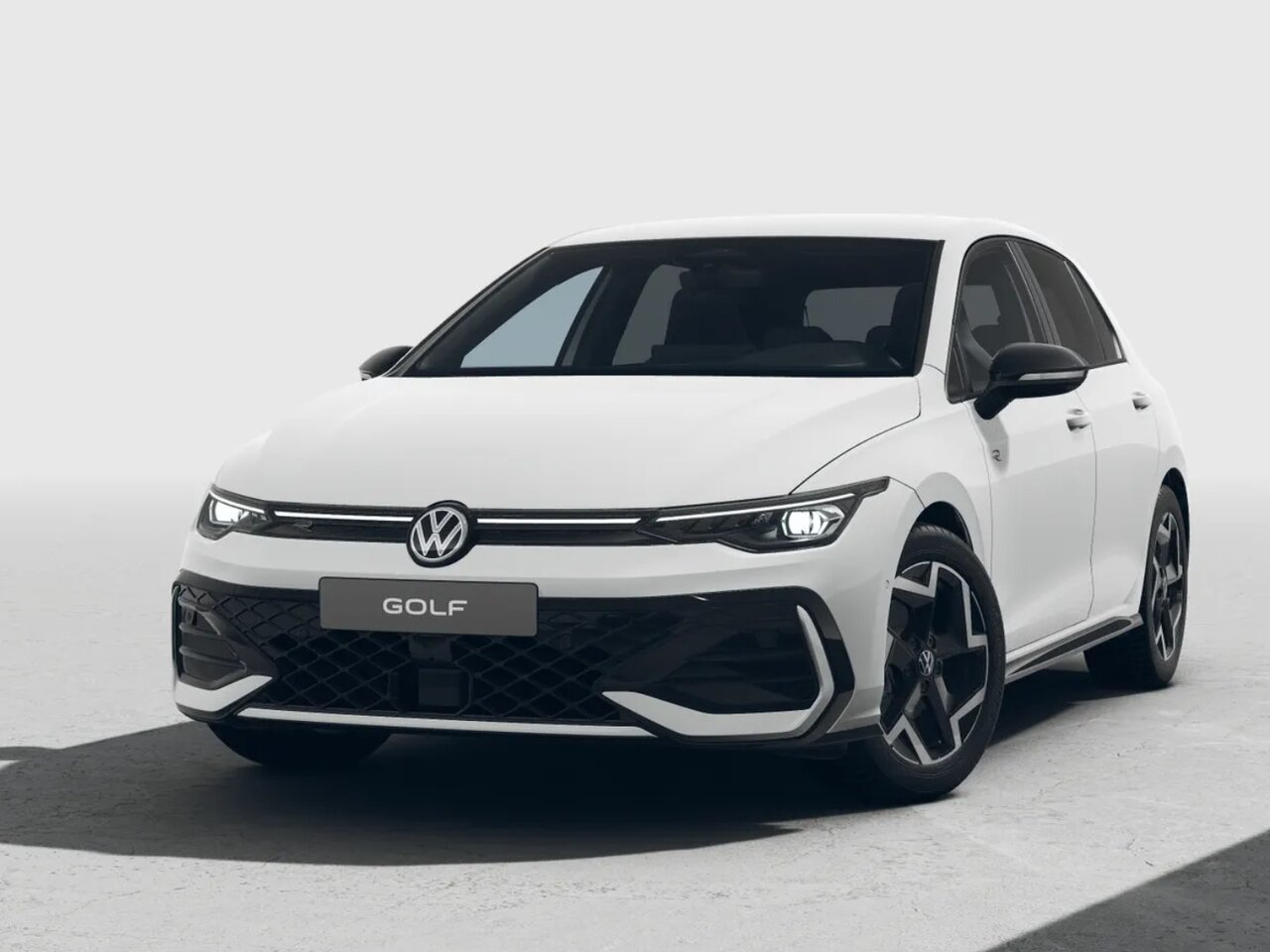 Volkswagen Golf R-line in Weiß aus Frontansicht auf weißem Hintergrund