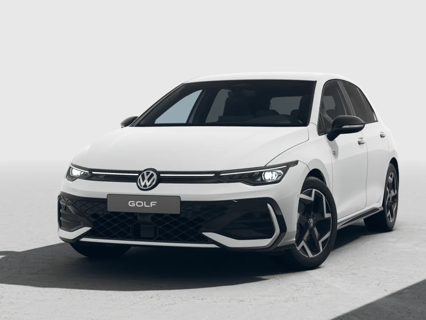 Volkswagen Golf R-line in Weiß aus Frontansicht auf weißem Hintergrund