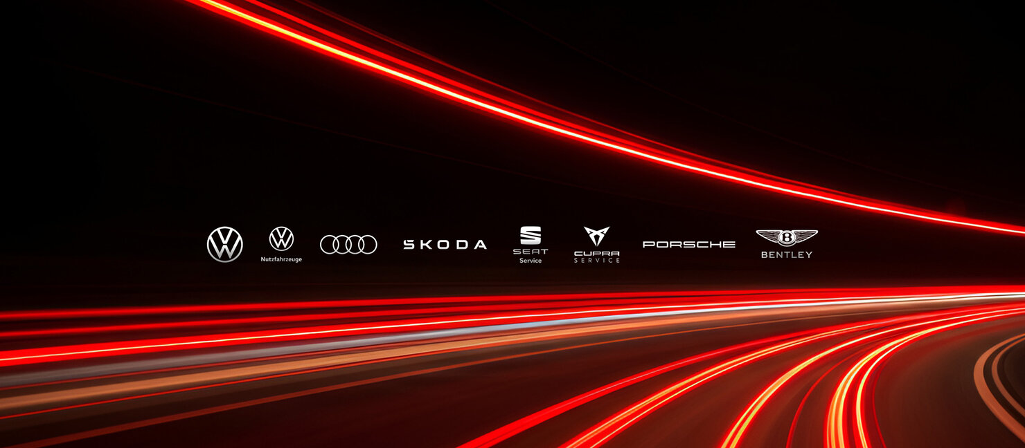 Nachtszene mit kurviger Straße und roten Lichtspuren, die Dynamik und Bewegung symbolisieren; darunter nebeneinander angeordnet die Logos der Marken Volkswagen, Volkswagen Nutzfahrzeuge, Audi, Škoda, SEAT Service, CUPRA Service, Porsche und Bentley.