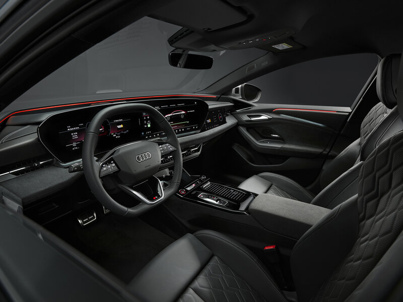 Moderner Innenraum des Audi S6 Sportback e-tron mit digitalem Cockpit, Ambientebeleuchtung und hochwertiger Ausstattung