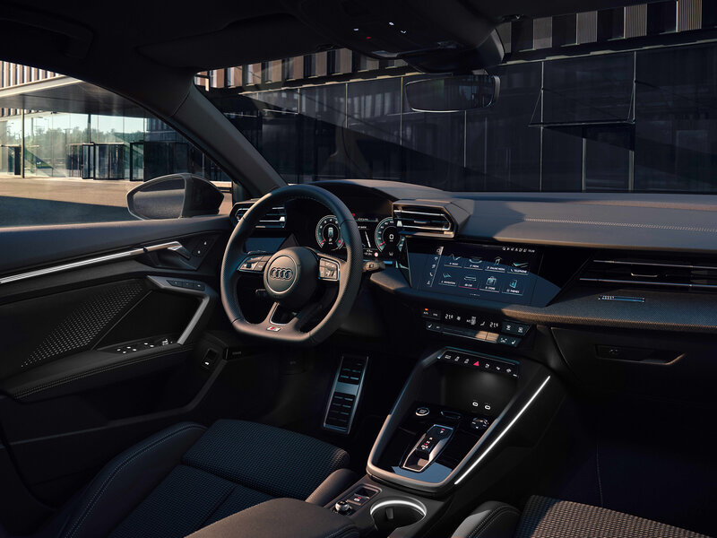 Innenraum des Audi A3 Sportback mit digitalem Cockpit, MMI Touch und hochwertiger Mittelkonsole bei Nacht