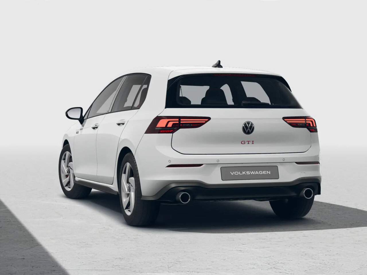 Volkswagen Golf GTI in Weiß aus schräger Heckansicht in einem neutralen Studio fotografiert