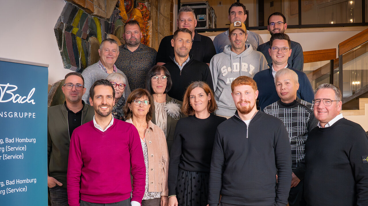 Gruppenfoto der Auto Bach Jubilare mit Sebastian Bach im Georgs in Limburg bei der Ehrung langjähriger Mitarbeitender.