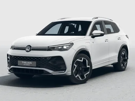 Weißer Volkswagen Tiguan in Frontansicht steht freigestellt vor hellem Studiohintergrund