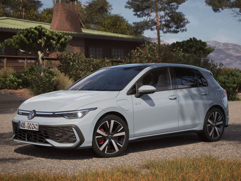 Ein Volkswagen Golf GTE steht schräg von vorn in einer grünen, ruhigen Umgebung.