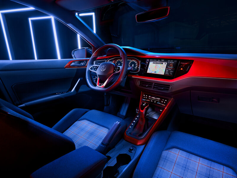 Innenansicht eines Volkswagen Polo GTI mit digitalem Cockpit, zentralem Touchdisplay und sportlich gestaltetem Fahrerbereich.