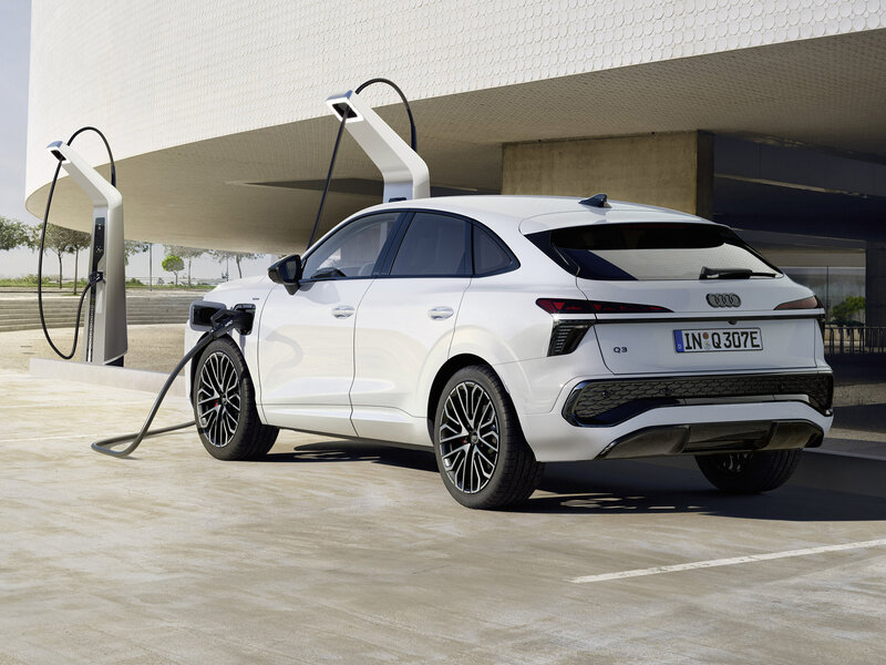 Audi Q3 Sportback e-hybrid beim Laden an der Wallbox, verbindet elektrische Effizienz mit sportlicher Performance