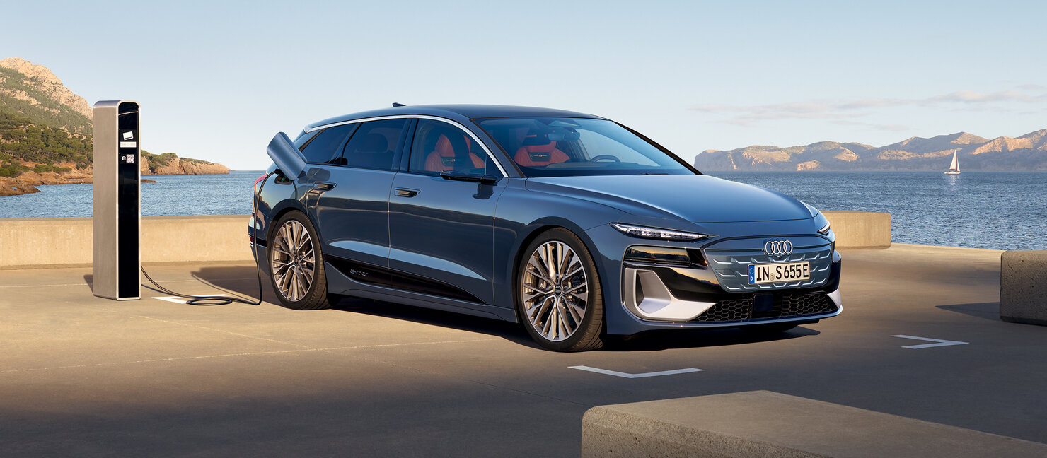 Audi S6 Avant e-tron beim Laden an einer Schnellladesäule, moderne Elektromobilität vor maritimer Kulisse