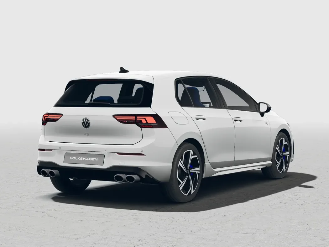 Weißer Volkswagen Golf R in Heckansicht auf hellem Untergrund