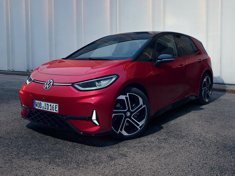 Roter VW ID.3 GTX von schräg vorn vor heller Wand, sportliches Design mit GTX-Akzenten und Leichtmetallrädern.