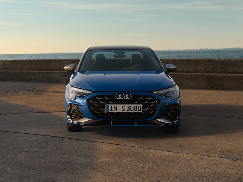 Frontansicht der Audi S3 Limousine mit Singleframe-Grill, breitem Stand und sportlich-aggressivem Design