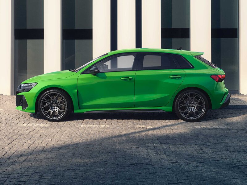 Audi RS 3 Sportback in leuchtendem Grün in Seitenansicht, mit markanten RS-Details und sportlichem Auftritt