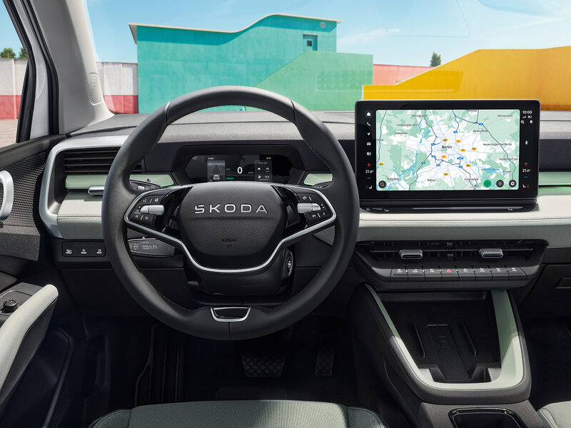 Innenraum des Škoda Epiq mit Lenkrad, zentralem Touchdisplay und Kartenansicht auf dem Infotainmentsystem