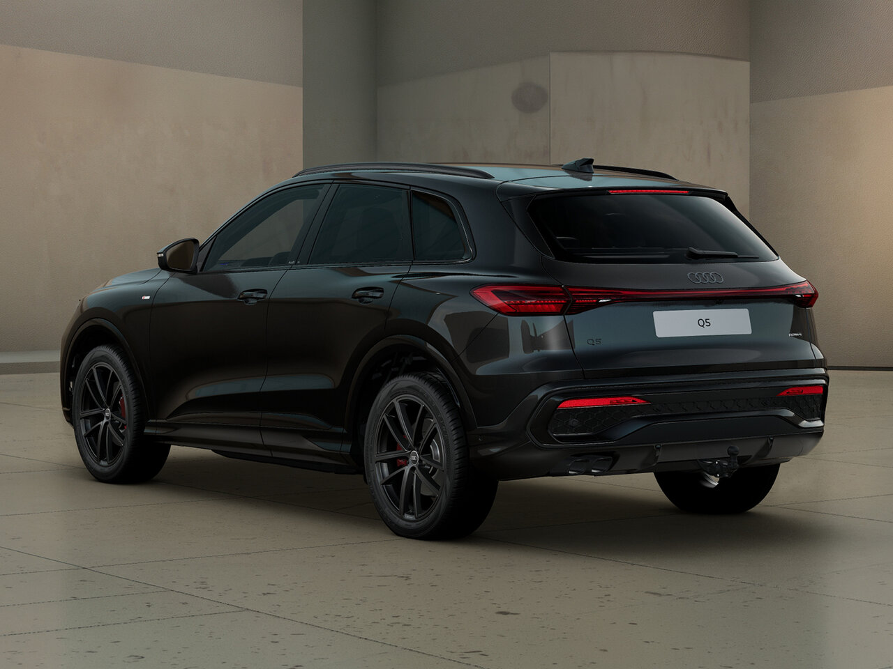 Audi Q5 in Heckansicht schräg von hinten vor moderner Architektur mit durchgehendem LED-Leuchtenband und markanter SUV-Silhouette