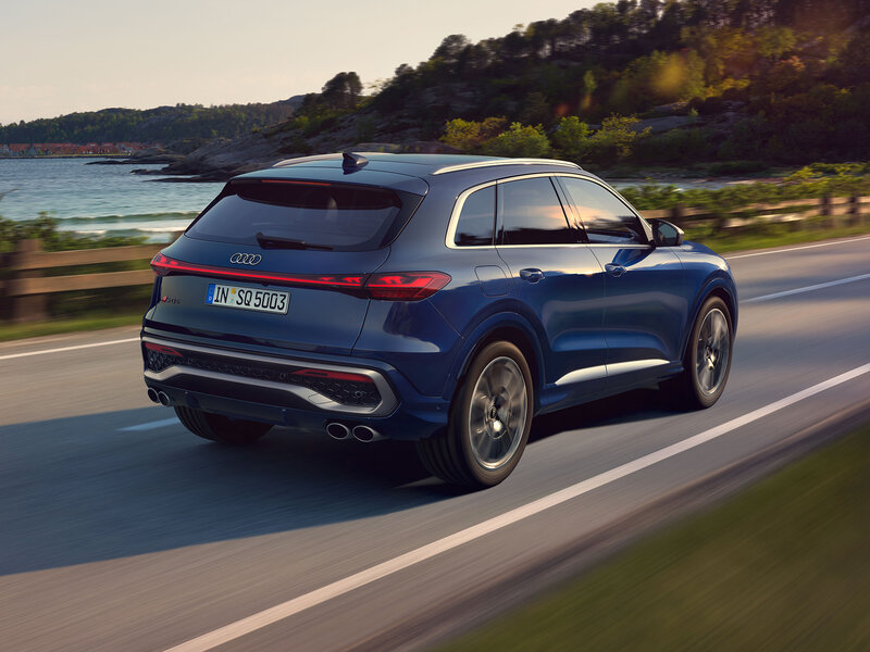Audi SQ5 SUV von hinten auf der Straße mit S-Stoßfänger, Diffusor, Doppelendrohren und kraftvollem Design