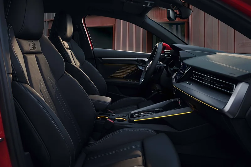 Innenraum der Audi A3 Limousine mit Sportsitzen, digitalem Cockpit und eleganter Mittelkonsole in dunklem Interieur