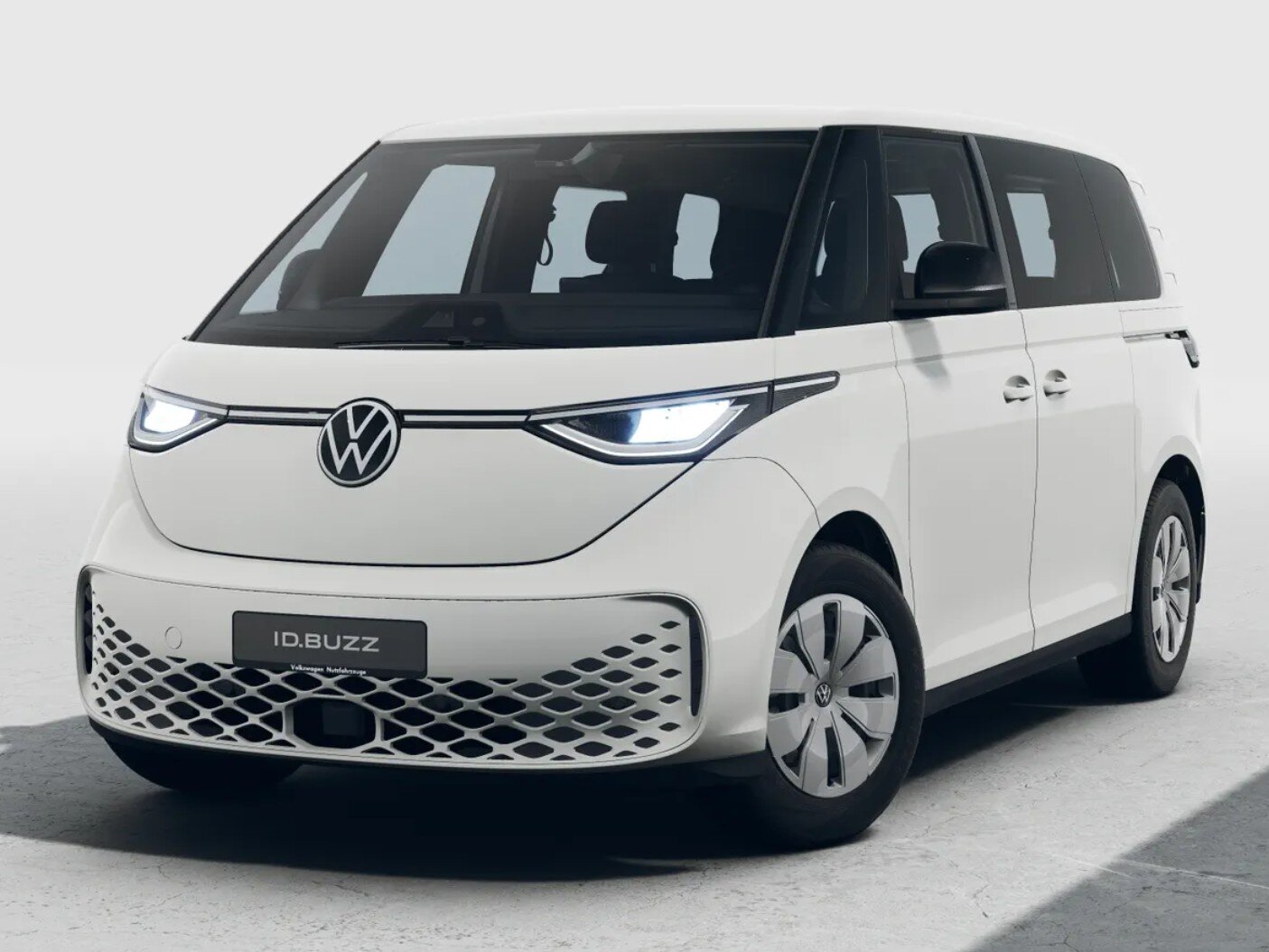 Weißer Volkswagen ID. Buzz in Frontansicht steht freigestellt vor hellem Studiohintergrund