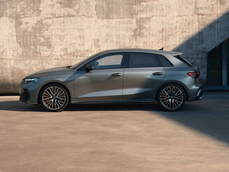 Audi S3 Sportback in Seitenansicht vor moderner Architektur, kraftvolle Proportionen und sportliches Design