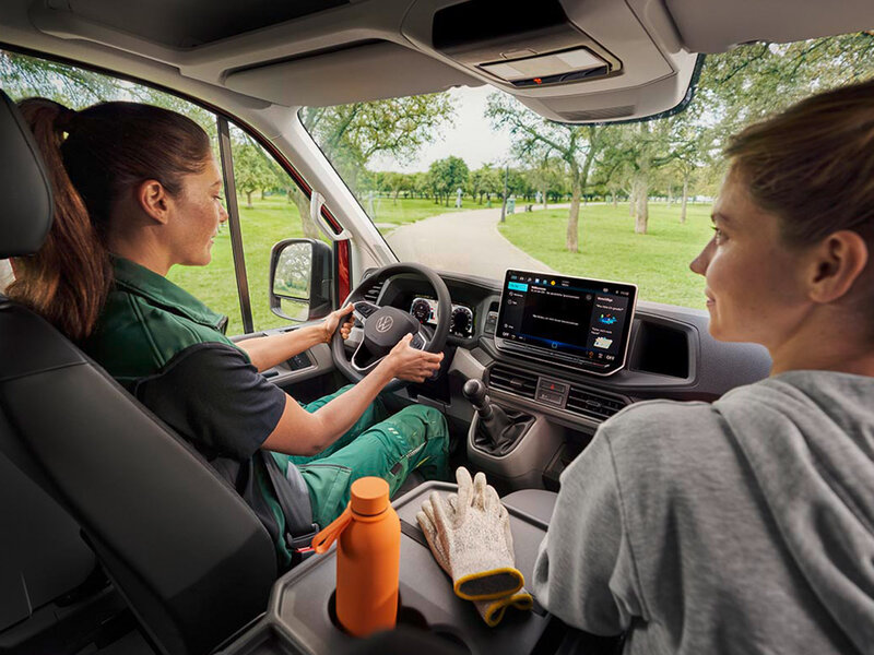 Ansicht des Cockpits im Volkswagen Crafter mit zentralem Infotainmentdisplay, übersichtlichen Bedienelementen und moderner Fahrzeugtechnik.