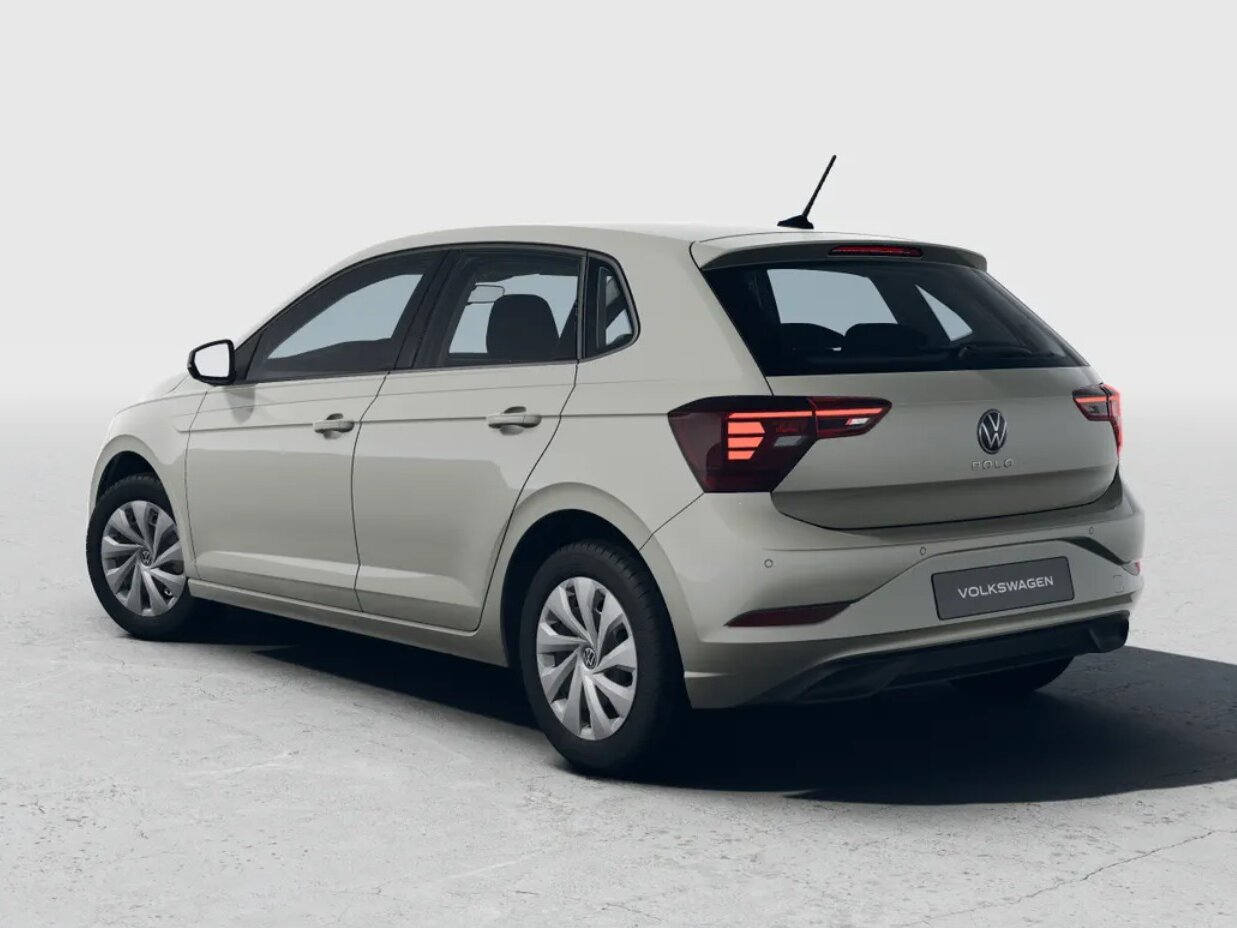 Volkswagen Polo in heller Lackierung aus Heck-Perspektive auf neutralem Studiohintergrund geparkt