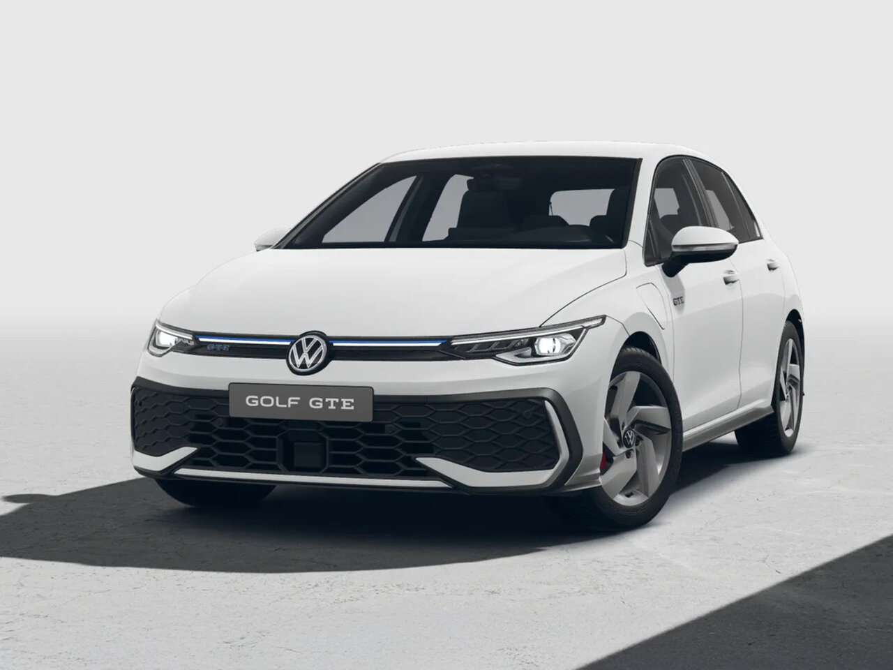 Volkswagen Golf GTE in Weiß aus schräger Frontansicht in einem neutralen Studio fotografiert