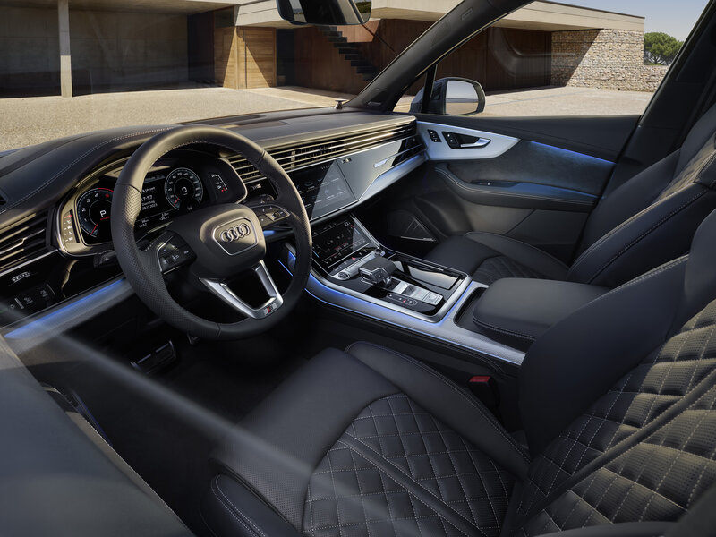 Innenraum des Audi Q7 mit digitalem Cockpit, Touch-Displays, Ledersitzen und großzügigem Raumgefühl