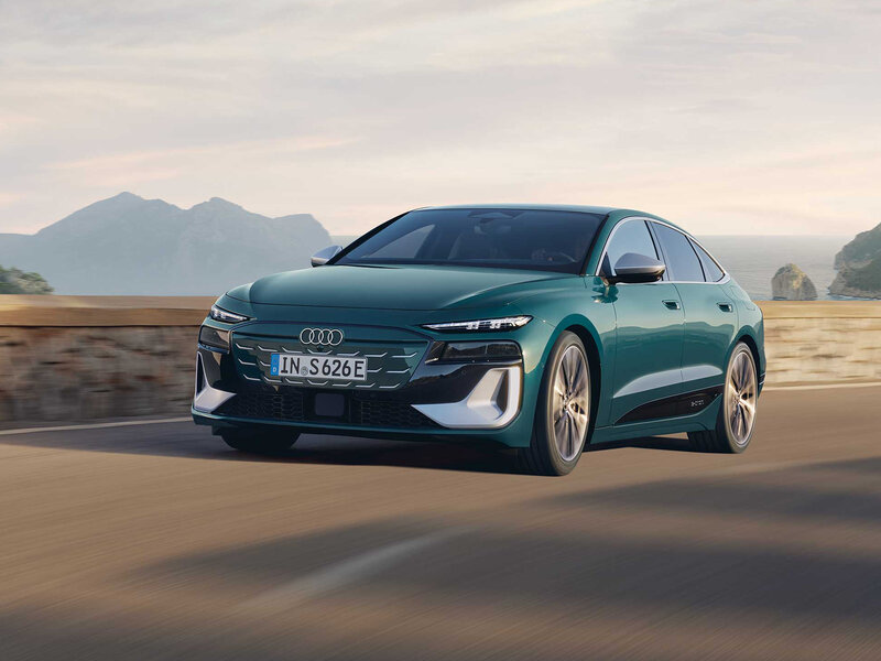 Audi S6 Sportback e-tron in dynamischer Seitenansicht auf der Straße mit sportlicher Silhouette und markanten LED-Details