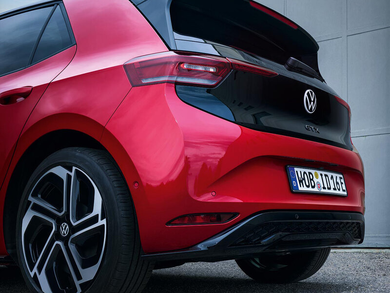 Heckansicht des VW ID.3 GTX mit schwarzen Akzenten, LED-Rückleuchten, GTX-Badge und markanten 20-Zoll-Rädern.
