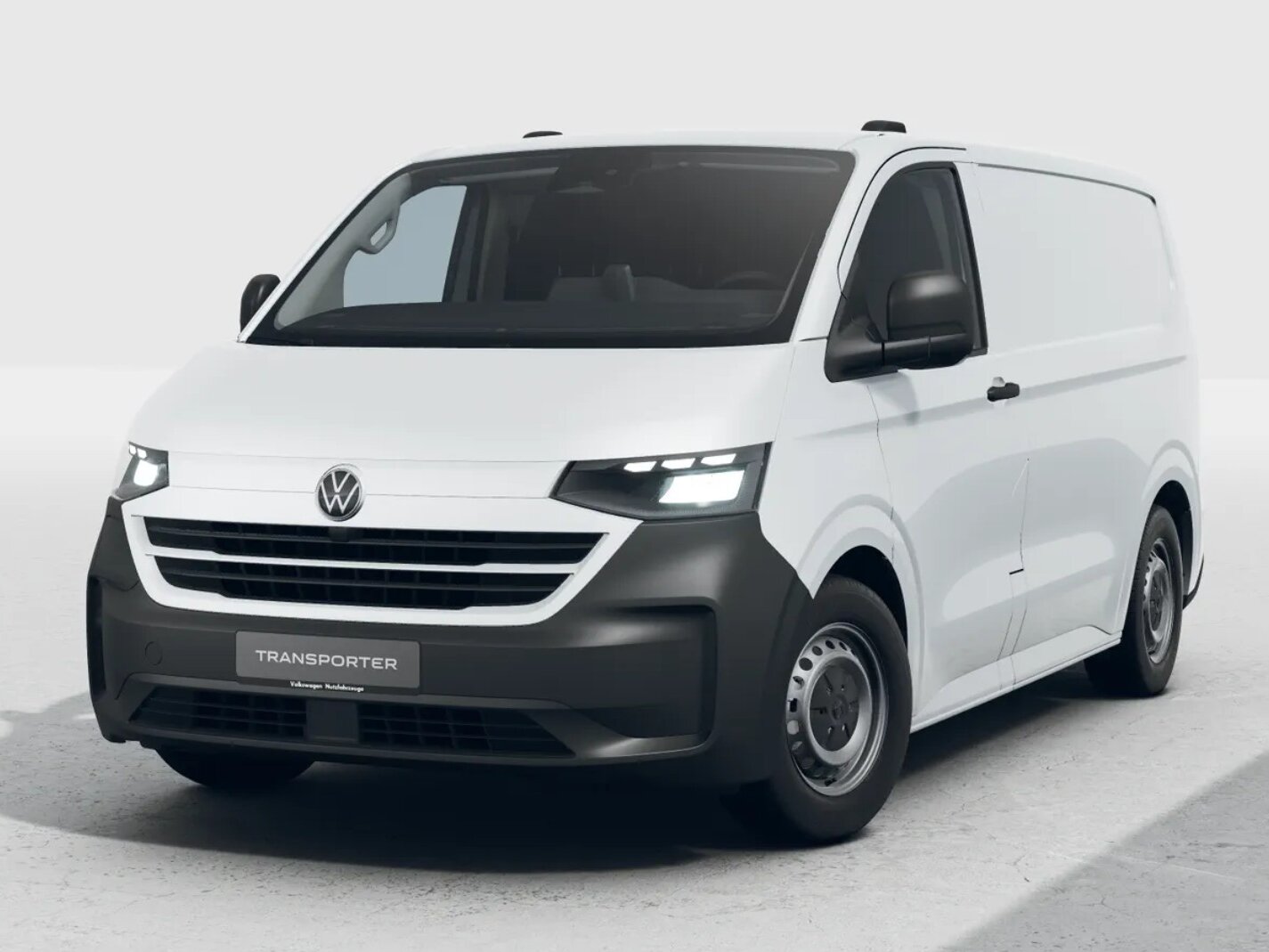 Volkswagen e-Transporter Kastenwagen in Frontansicht schräg von vorn vor hellem Studiohintergrund mit geschlossener Ladefläche und LED-Scheinwerfern