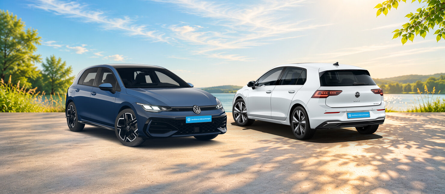 Zertifizierte Volkswagen Golf Gebrauchtwagen in Blau und Weiß auf einer Uferstraße mit Blick auf See und Landschaft im Hintergrund