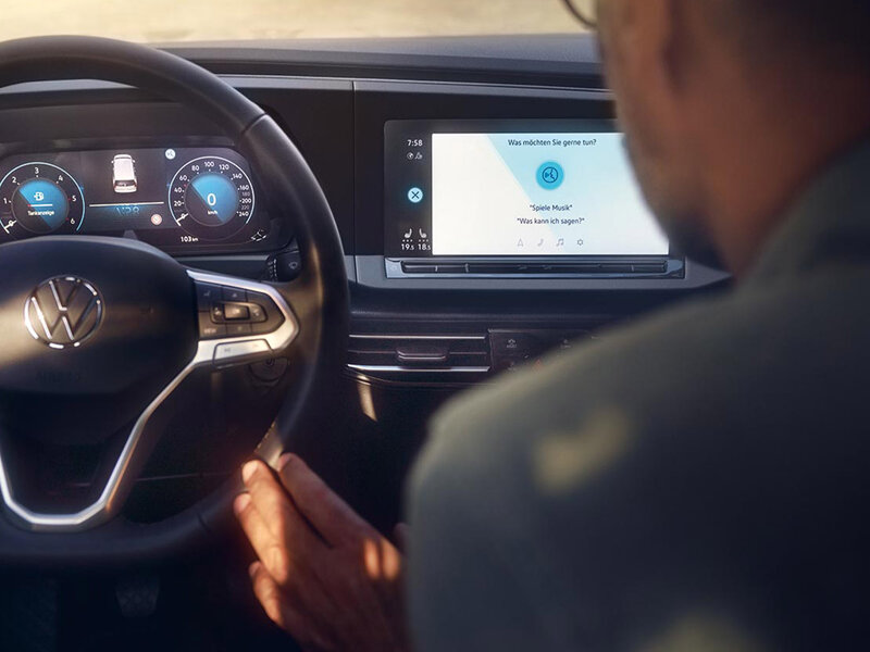 Ansicht des Cockpits im Volkswagen Caddy Cargo mit digitalem Kombiinstrument und zentralem Touchscreen für Infotainment und Fahrzeugfunktionen.
