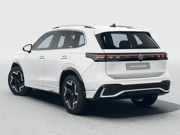 Volkswagen Tiguan R-Line in Grau in Heck-Seitenansicht vor neutralem Studiohintergrund