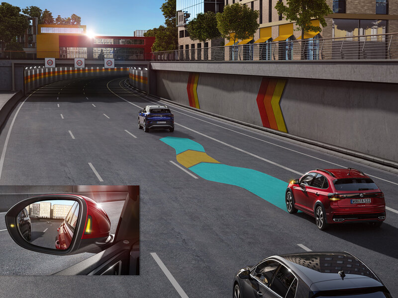 Ein roter Volkswagen Taigo fährt in einem Tunnel; farbige Markierungen visualisieren aktive Fahrassistenzsysteme.