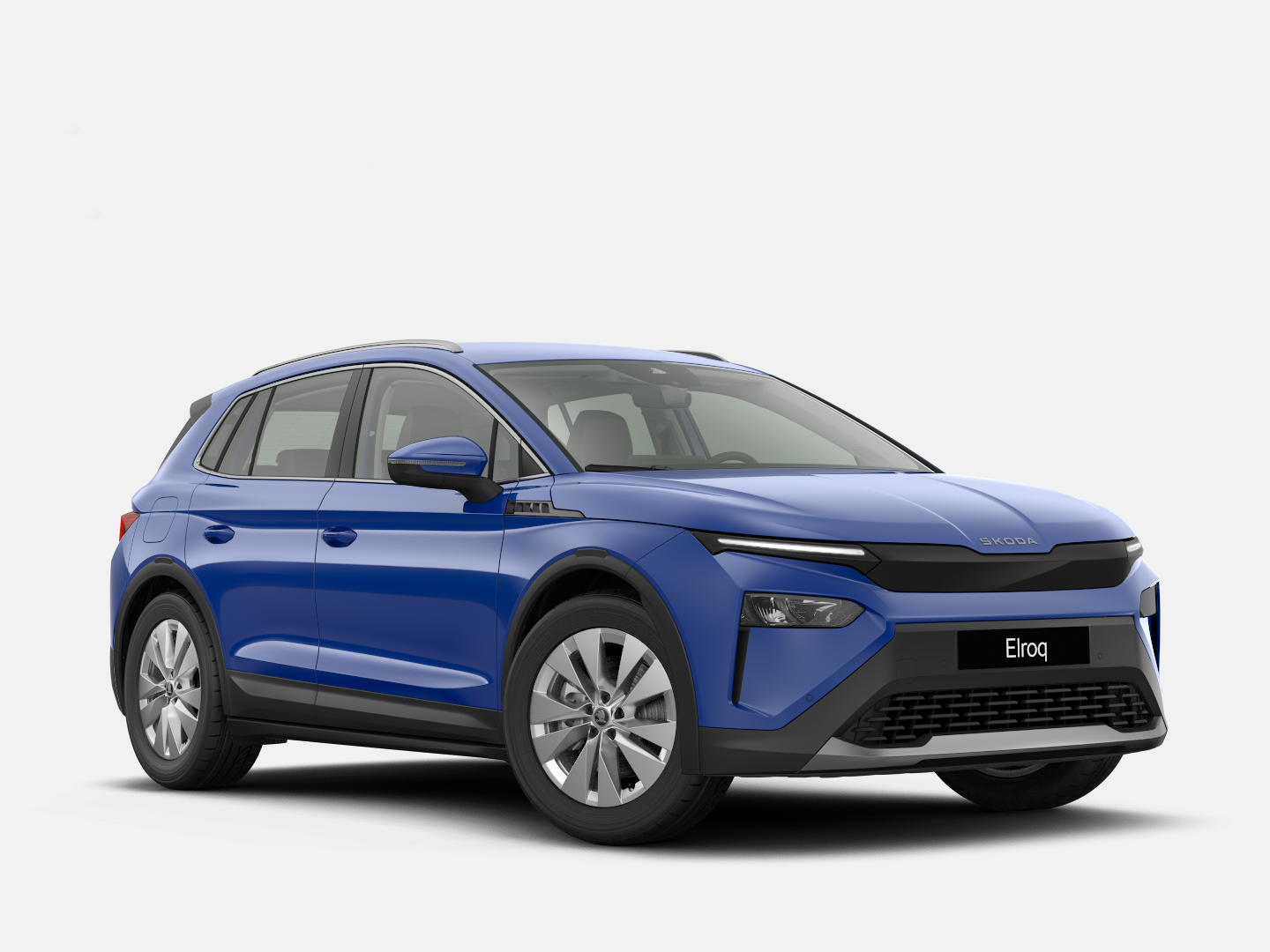 Blauer Škoda Elroq in Frontansicht steht freigestellt vor weißem Hintergrund