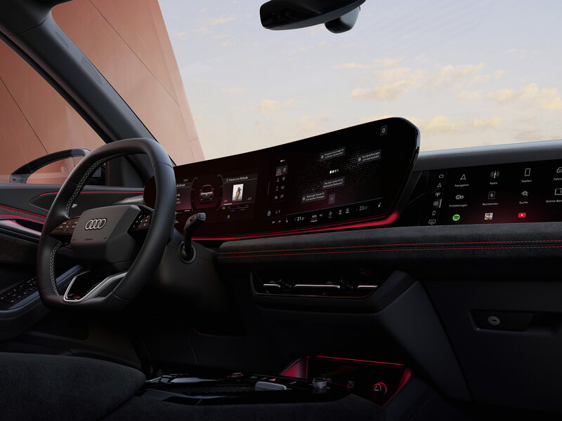 Digitales Cockpit des Audi SQ6 e-tron mit breitem Display, sportlichem Lenkrad und hochwertigem Innenraum