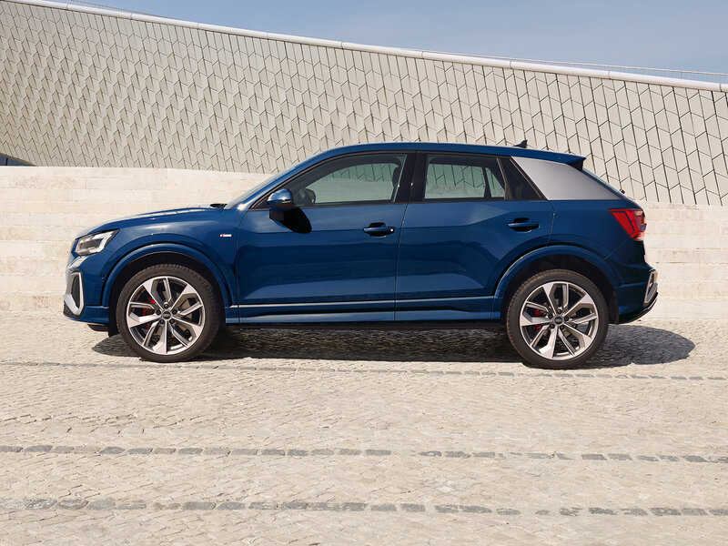 Audi Q2 in dynamischer Seitenansicht mit markantem Design, erhöhtem Aufbau und selbstbewusstem SUV-Charakter