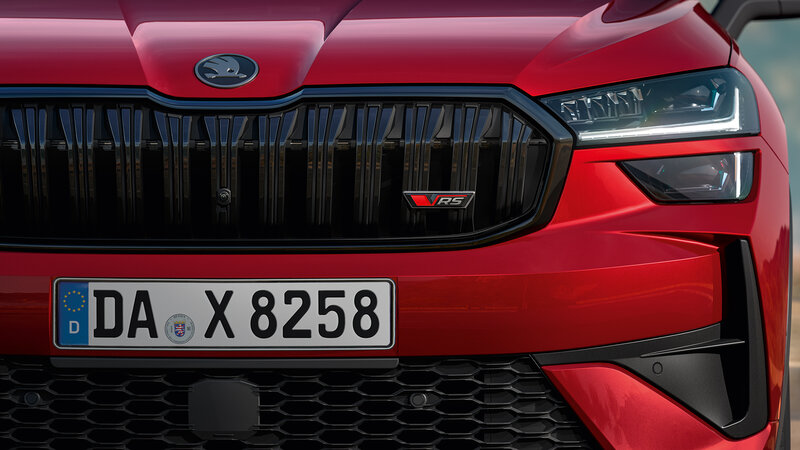 Frontansicht des Škoda Kodiaq RS in Rot mit schwarzem Kühlergrill und RS-Emblem.