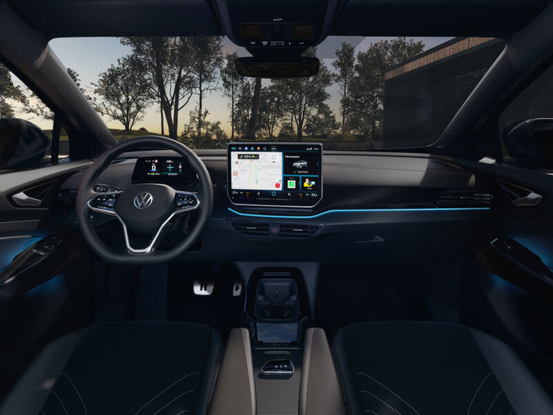 Innenraum des Volkswagen ID.5 mit digitalem Cockpit, großem zentralen Touchdisplay und Multifunktionslenkrad aus der Fahrerperspektive.