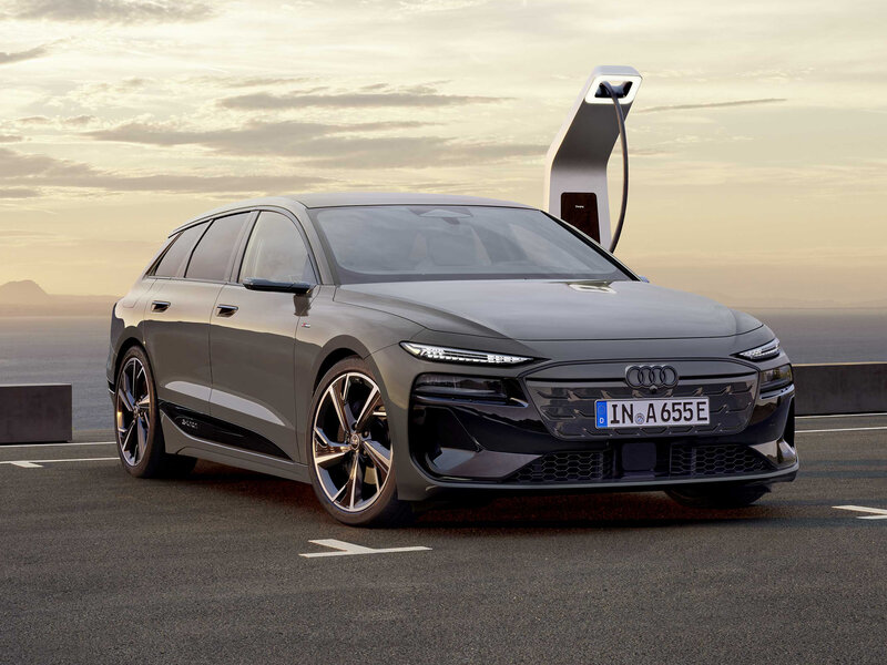 Audi A6 Avant e-tron an Schnellladestation mit moderner Avant-Silhouette und klarer Elektro-Designsprache