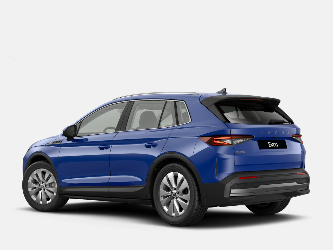 Blauer Škoda Elroq in Heckansicht steht freigestellt vor weißem Hintergrund