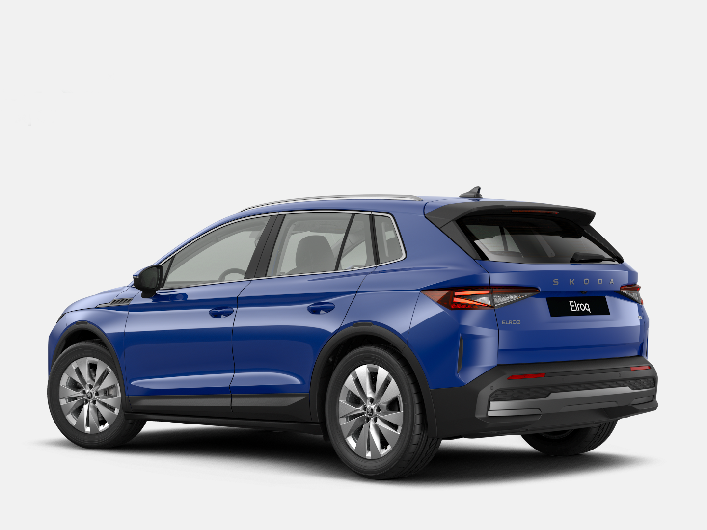 Blauer Škoda Elroq in Heckansicht steht freigestellt vor weißem Hintergrund