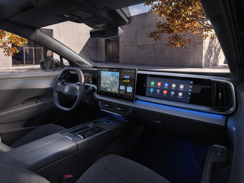 Innenraum des Volkswagen ID. Tiguan mit digitalem Cockpit, zentralem Touchscreen, Multifunktionslenkrad und Blick auf ein Gebäude durch die Windschutzscheibe